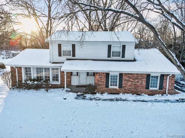 front view picture of 126 Orchardale Dr, Rochester, MI. 48309