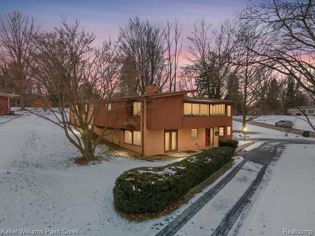 front view picture of 124 Rochdale Dr S, Rochester, MI. 48309