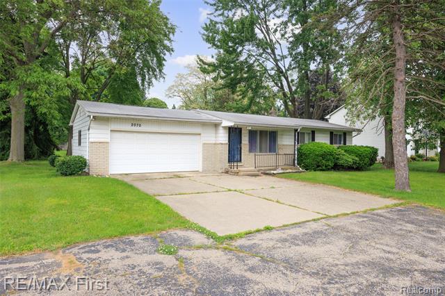 front view picture of 2070 Walton Blvd, Rochester, MI. 48309