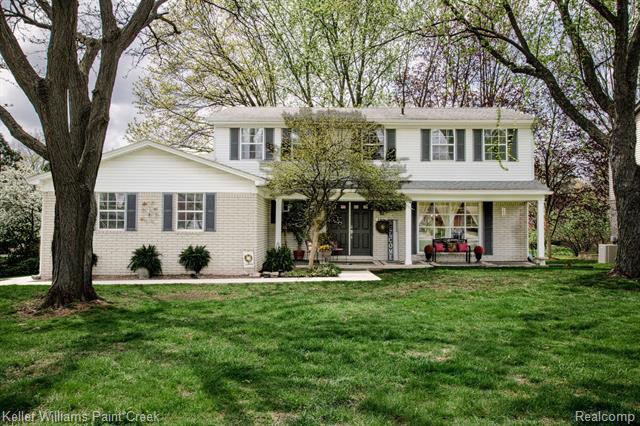 front view picture of 401 Pinehurst Dr, Rochester, MI. 48309
