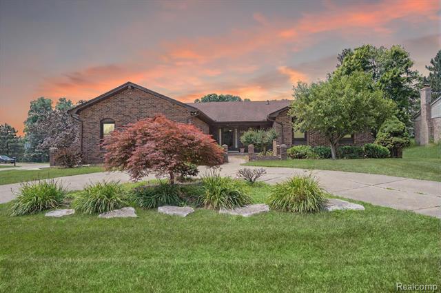front view picture of 311 Fordcroft Dr, Rochester, MI. 48309