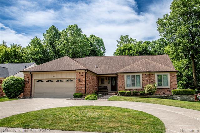 front view picture of 1447 Oakstone Dr, Rochester, MI. 48309
