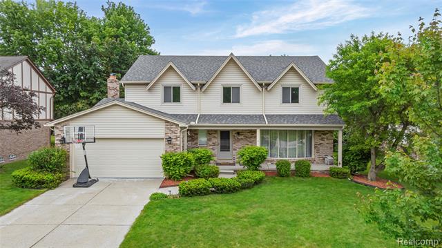 front view picture of 2753 Powderhorn Ridge Rd, Rochester, MI. 48309