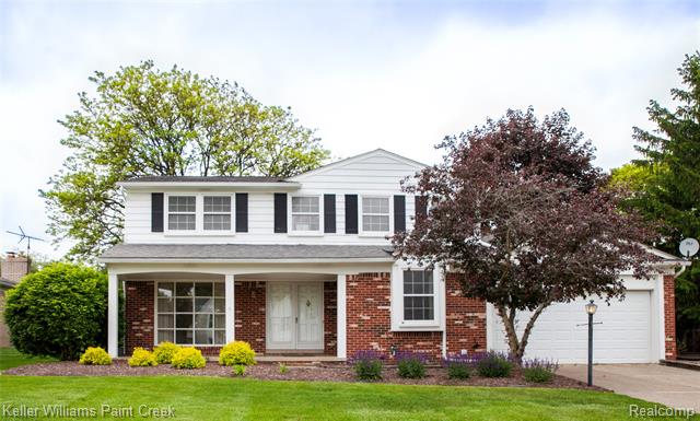 front view picture of 2680 Powderhorn Ridge Rd, Rochester, MI. 48309