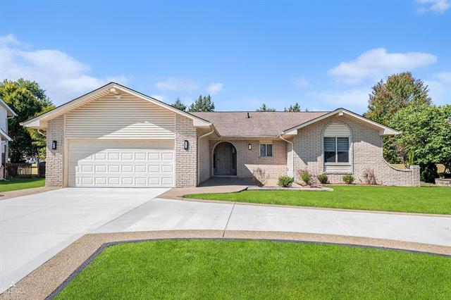 front view picture of 423 Silvervale Dr, Rochester, MI. 48309