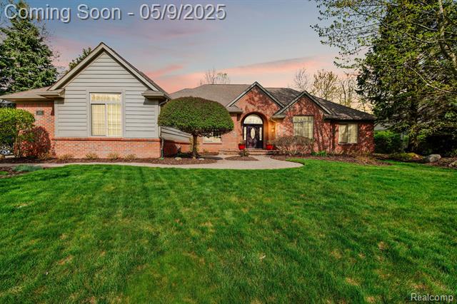 front view picture of 3226 Oxford W, Auburn Hills, MI. 48326
