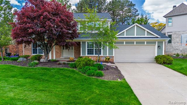 front view picture of 667 Heritage Ln, Rochester, MI. 48309