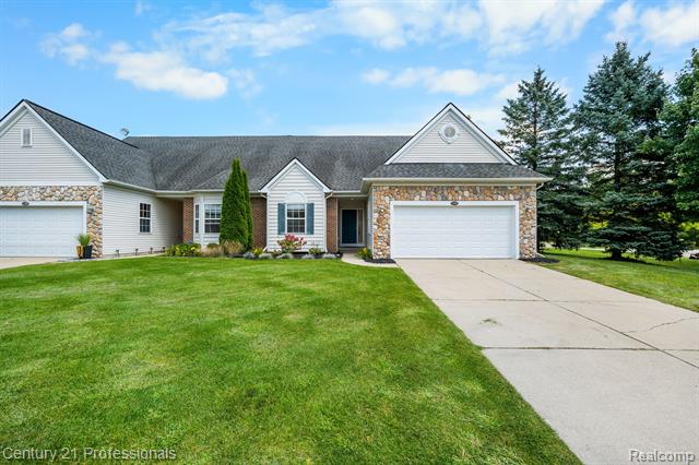 front view picture of 3305 Grove Ln, Auburn Hills, MI. 48326