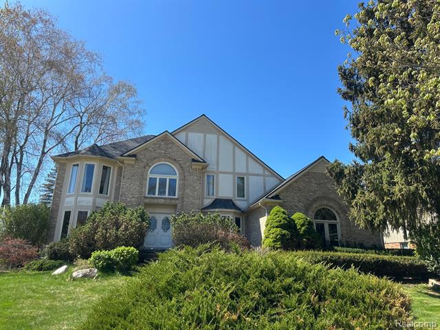 front view picture of 3229 Parkwood Dr, Rochester, MI. 48306