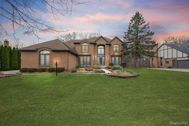 front view picture of 1384 Lakeview Dr, Rochester, MI. 48306