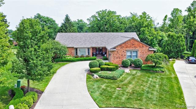front view picture of 1692 Edinborough Dr, Rochester, MI. 48306