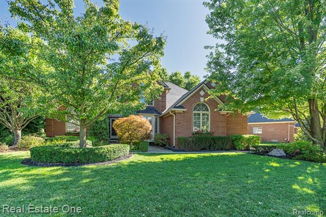 front view picture of 6615 Chatham Cir, Rochester, MI. 48306