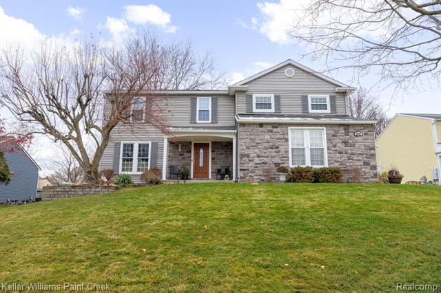 front view picture of 2244 N Fairview Ln, Rochester, MI. 48306