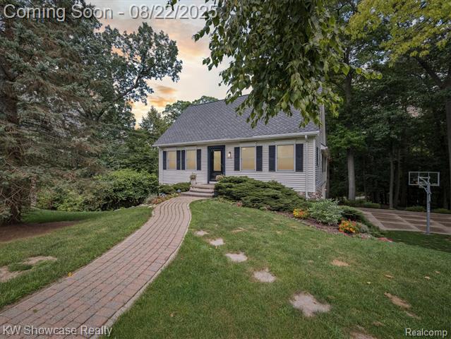 front view picture of 1402 E Fairview Ln, Rochester, MI. 48306