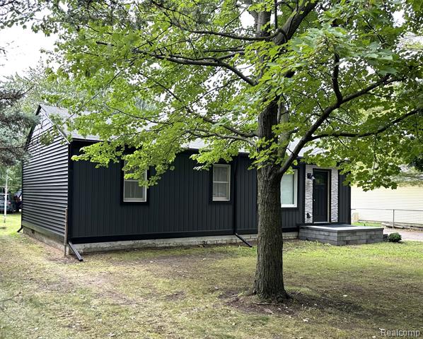 front view picture of 3814 Tienken Rd, Auburn Hills, MI. 48326