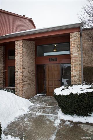 front view picture of 875 Greenview Ct, Rochester, MI. 48307