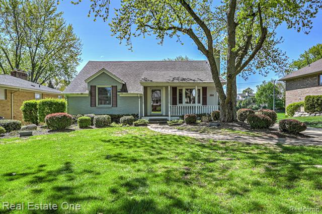front view picture of 390 Red Oak Ln, Rochester, MI. 48307