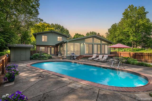 front view picture of 2689 Roseview Dr, Rochester, MI. 48306