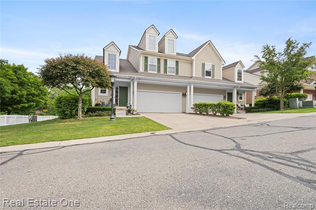 front view picture of 731 E Bluff Ct, Rochester, MI. 48307