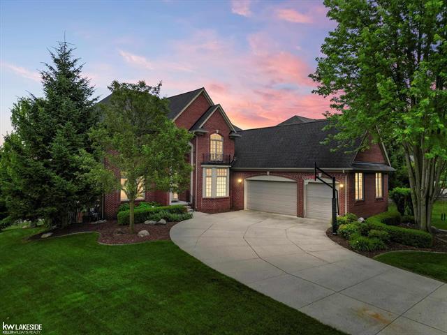 front view picture of 1130 Silver Creek Ct, Rochester, MI. 48306