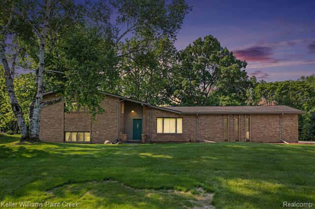 front view picture of 2337 Blockton Rd, Rochester, MI. 48306