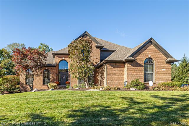 front view picture of 1811 Blue Grass Dr, Rochester, MI. 48306