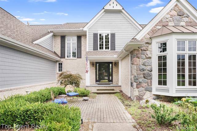 front view picture of 6369 Peach Tree Ct, Rochester, MI. 48306