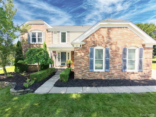 front view picture of 2384 Millbrook Ct, Rochester, MI. 48306