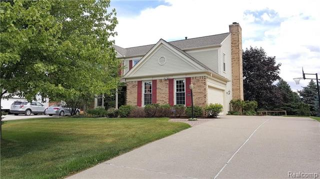 front view picture of 2389 Pleasant View Dr, Rochester, MI. 48306