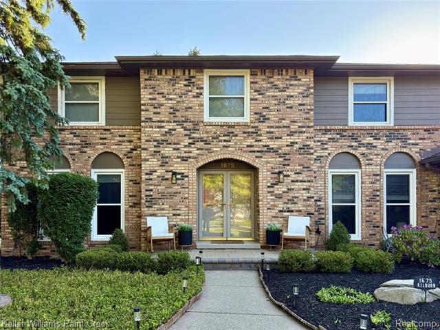 front view picture of 1675 Kilburn Rd N, Rochester, MI. 48306