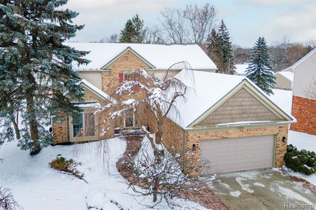 front view picture of 2401 Westwood Dr, Rochester, MI. 48306