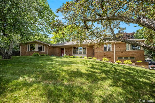 front view picture of 6400 N Rochester Rd, Rochester, MI. 48306