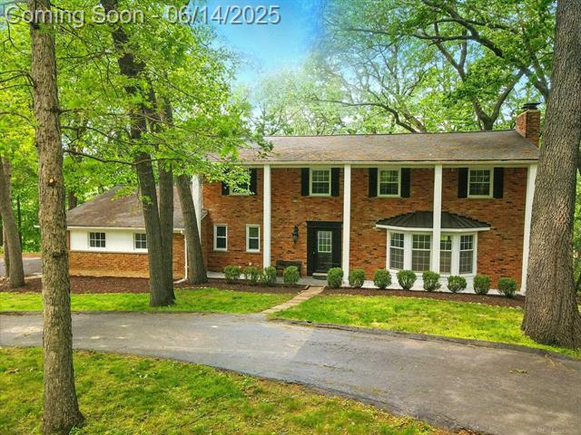 front view picture of 761 Apple Hill Ln, Rochester, MI. 48306