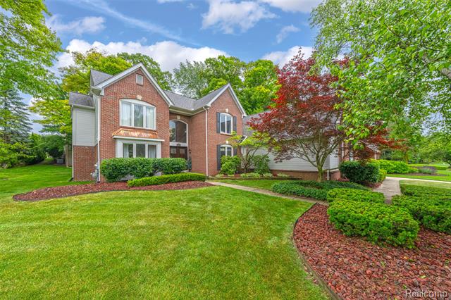 front view picture of 4240 Blue Heron Dr, Auburn Hills, MI. 48326
