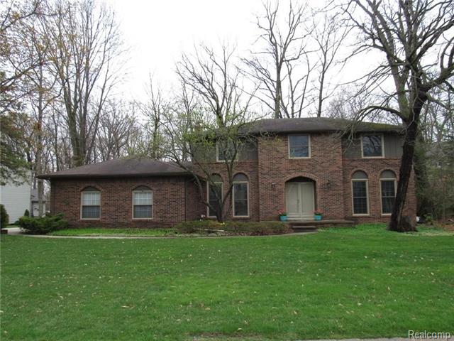 front view picture of 2935 Woodford Cir, Rochester, MI. 48306