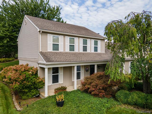 front view picture of 1613 Grandview Dr, Rochester, MI. 48306
