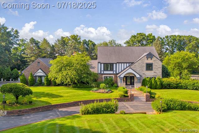 front view picture of 1940 Oak Pointe Dr, Rochester, MI. 48306