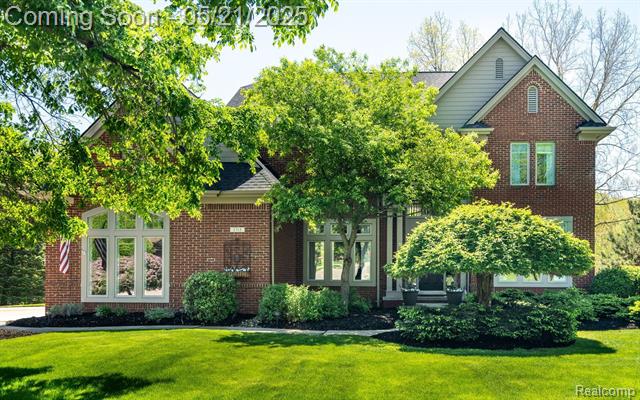 front view picture of 1715 Skyline Dr, Rochester, MI. 48306