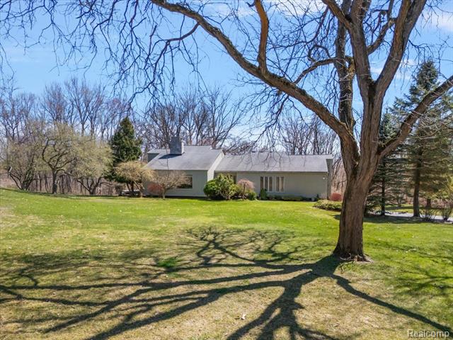 front view picture of 6145 Blue Beech Rd, Rochester, MI. 48306