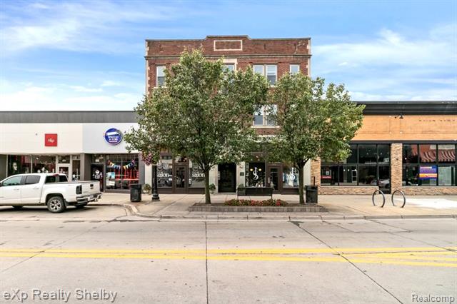front view picture of 259 W 9 Mile Rd, Ferndale, MI. 48220