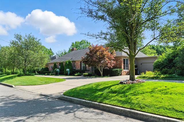 front view picture of 1829 Stonycroft Ln, Bloomfield Hills, MI. 48304