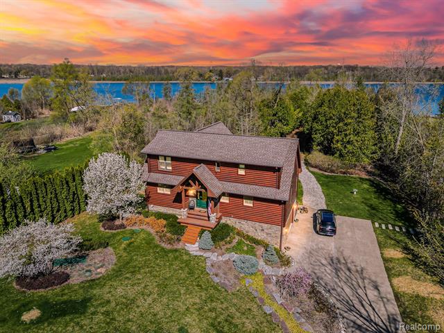 front view picture of 5175 Parview Dr, Clarkston, MI. 48346