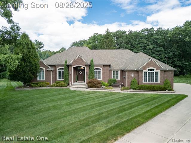 front view picture of 100 Oaklane Dr, Rochester, MI. 48306
