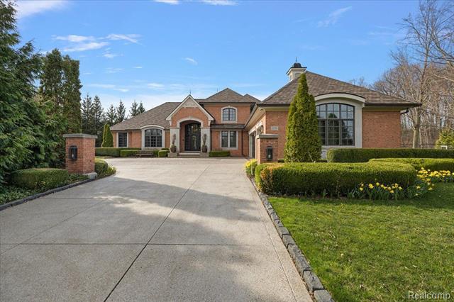 front view picture of 2779 Turtle Lake Dr, Bloomfield Hills, MI. 48302