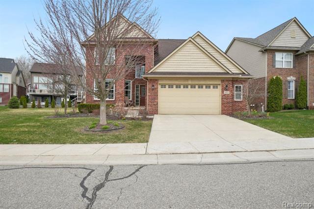 front view picture of 4911 E Stonegate Cir, Lake Orion, MI. 48359