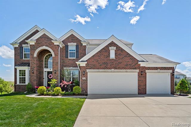 front view picture of 4562 Cloverdale Ct, Lake Orion, MI. 48359