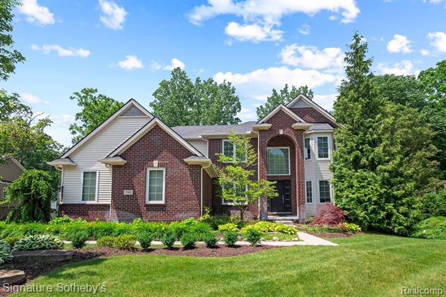 front view picture of 799 Glen Meadows, South Lyon, MI. 48178