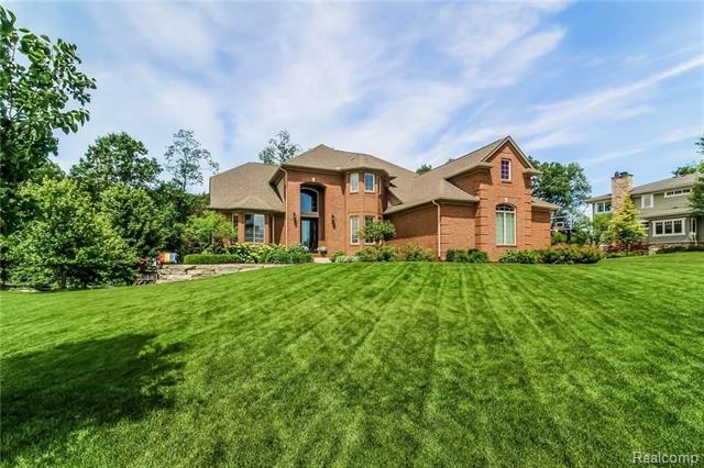 front view picture of 4906 Stonehenge Dr, Rochester, MI. 48306