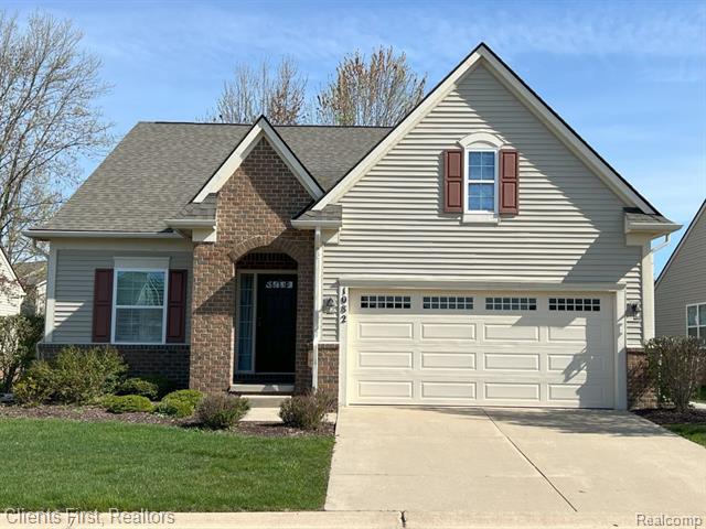 front view picture of 1082 Paddock Dr, South Lyon, MI. 48178