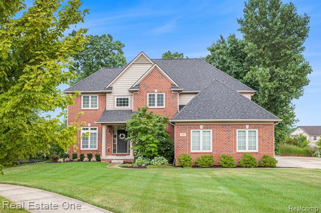 front view picture of 589 Rumson Ct, White Lake, MI. 48386